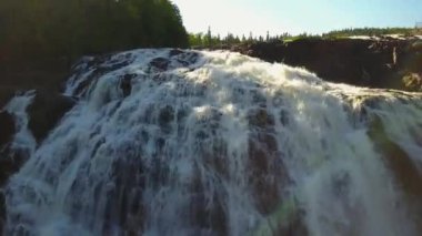 Şelalenin sakin manzarası