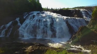 Şelalenin sakin manzarası