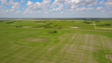 Kuş bakışı kocaman boş bir tarla.