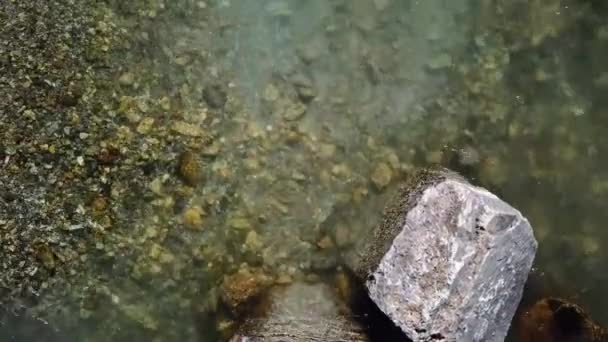 Blick von oben auf einen kleinen Gebirgsfluss — Stockvideo