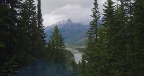 Un bellissimo paesaggio montano — Video Stock