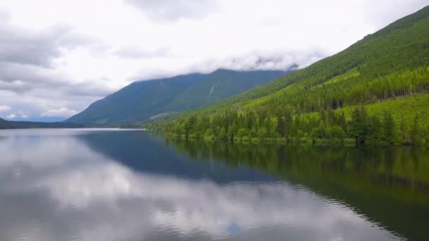 Un bellissimo paesaggio montano — Video Stock