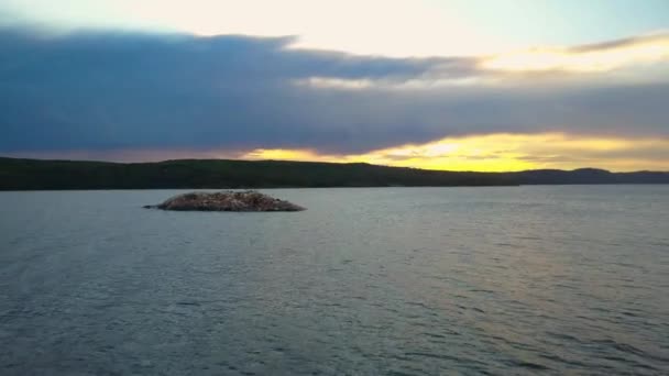 Kis sziklás sziget a vízben — Stock videók