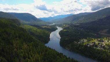 Güzel bir dağ manzarası