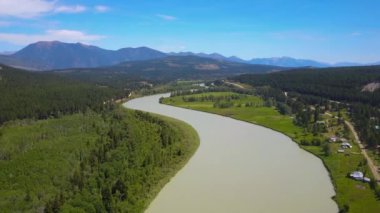 Güzel bir dağ manzarası