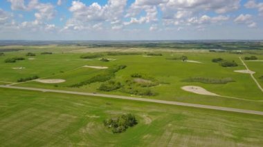 Kuş bakışı kocaman boş bir tarla.