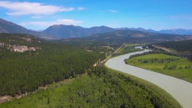 Güzel bir dağ manzarası