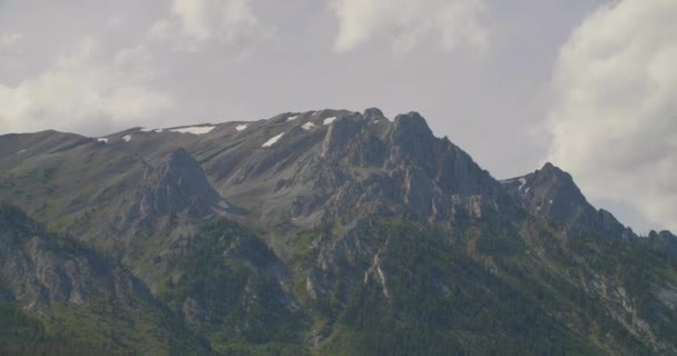 Un hermoso paisaje de montaña — Vídeos de Stock