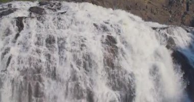 Şelalenin sakin manzarası