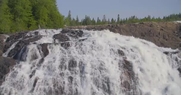 Beruhigende Landschaft des Wasserfalls — Stockvideo