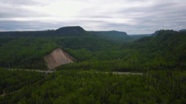 Güzel bir dağ manzarası