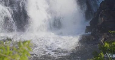 Şelalenin sakin manzarası