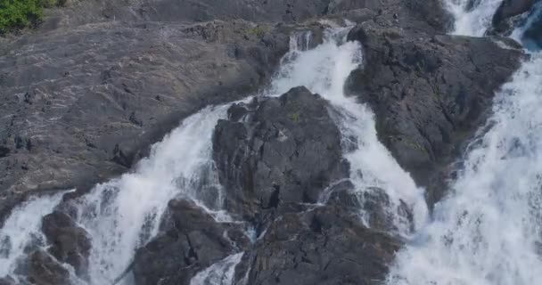 Beruhigende Landschaft des Wasserfalls — Stockvideo