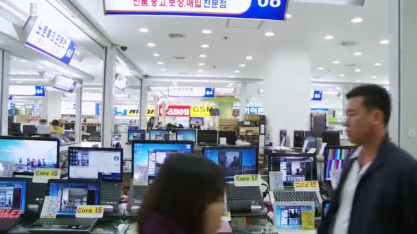 Kore 'de bir teknoloji merkezinde geziniyor. — Stok video