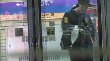 İşe gidip gelmek ve cep telefonu eğlencesi