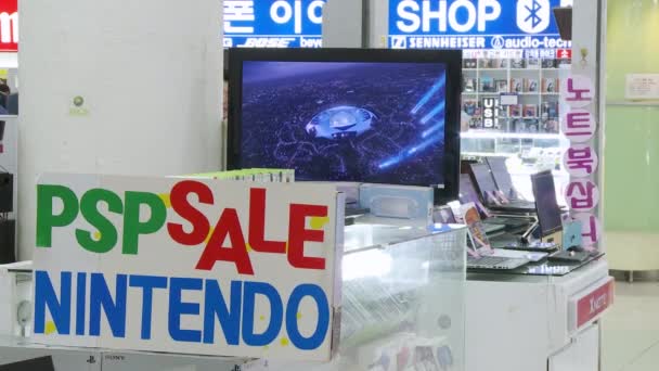 Paseo en el centro comercial de tecnología en Corea — Vídeo de stock