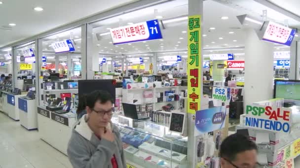 Spadseretur i teknologi indkøbscenter i Korea – Stock-video