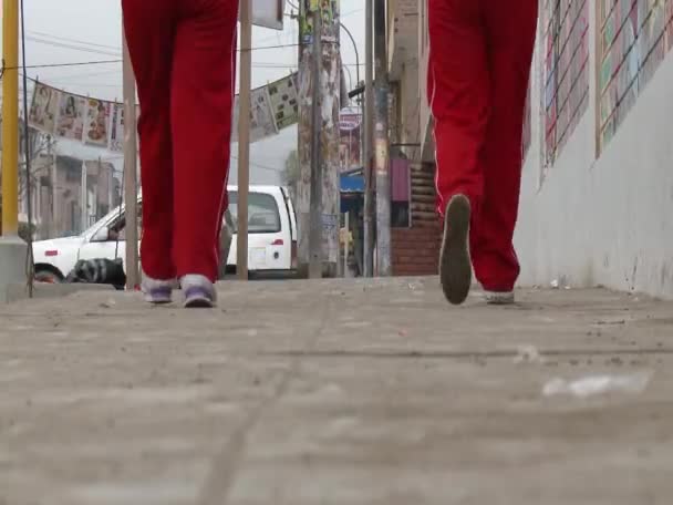 Uma estrada movimentada mostrando agitada vida urbana — Vídeo de Stock