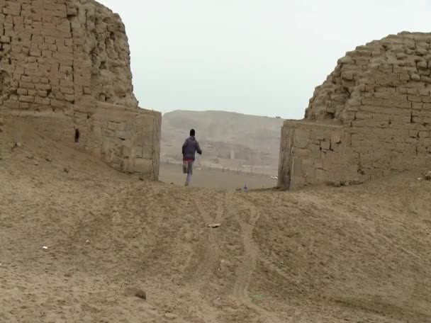 Античные и изолированные руины пустыни — стоковое видео