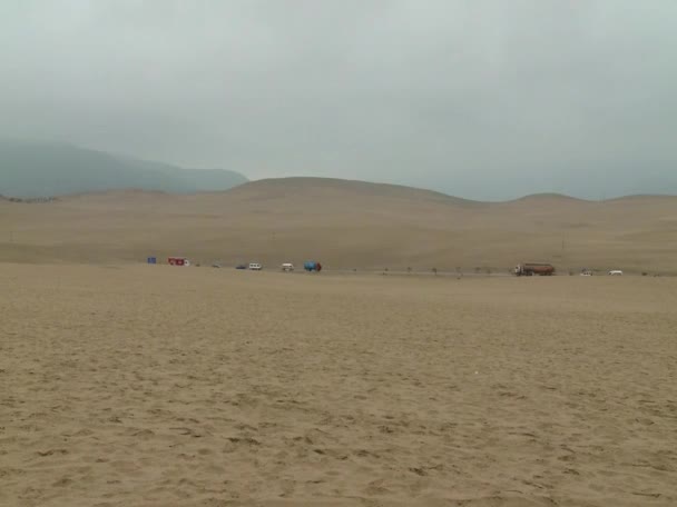 Vaste route dans un désert avec trafic — Video