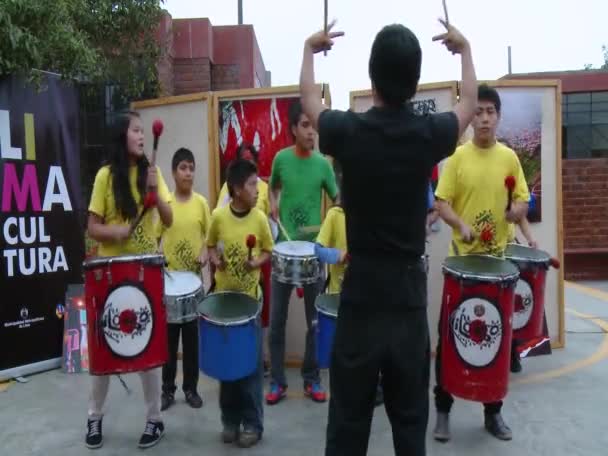 Bateristas qualificados praticando na rotina — Vídeo de Stock