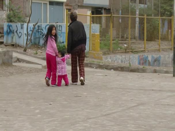 Семья проводит время вместе на улице — стоковое видео