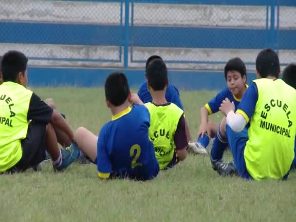 Crianças equipe de futebol sentado em campo — Vídeo de Stock