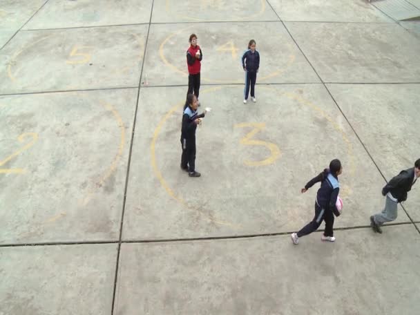 Crianças da escola desfrutando durante o tempo de pausa — Vídeo de Stock