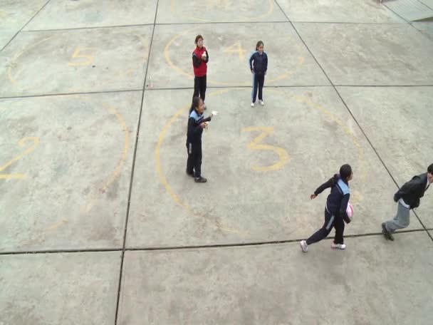 Schoolkinderen genieten tijdens de pauze — Stockvideo