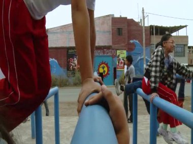 Okul çocukları tatilin tadını çıkarıyor.