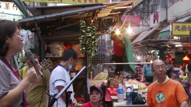 香港市場で演奏や歌を歌うミュージシャン — ストック動画