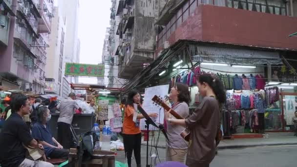 香港市場で演奏や歌を歌うミュージシャン — ストック動画