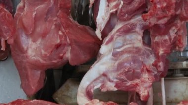 Hong Kong 'da canlı bir bölgedeki et pazarı.