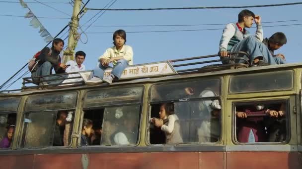 Dagelijkse scènes wandelen rond in Katmandu — Stockvideo