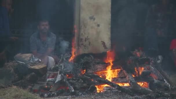 Ajudar um ritual de cremação no Nepal — Vídeo de Stock