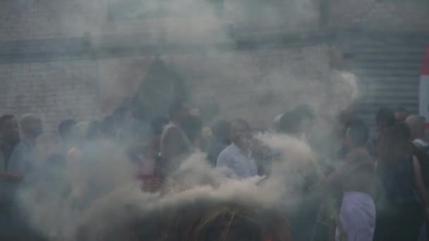 Pomoc při kremačním rituálu v Nepálu — Stock video