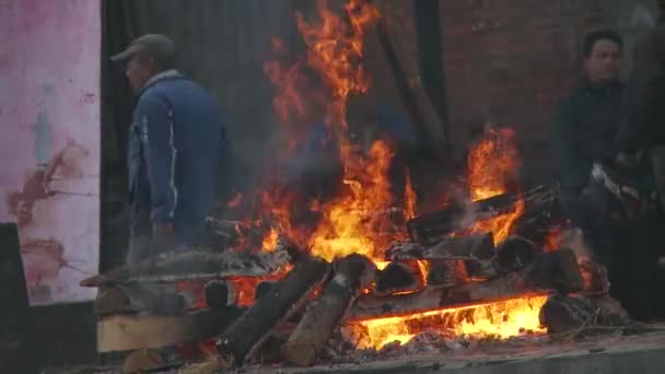 Помощь в ритуале кремации в Непале — стоковое видео