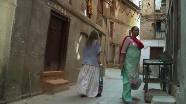 Denní scény procházející se po Katmandu — Stock video