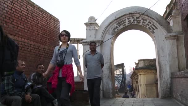 Pomoc w rytuale kremacji w Nepalu — Wideo stockowe