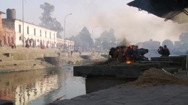 Nepal 'de ölü yakma ayinine yardım ediyorum.