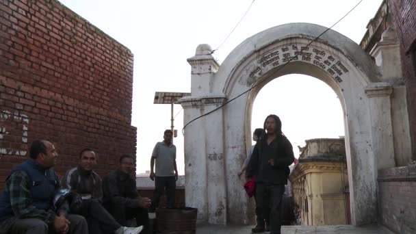Bijstaan van een crematie ritueel in Nepal — Stockvideo