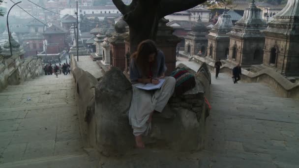 Dagelijkse scènes wandelen rond in Katmandu — Stockvideo