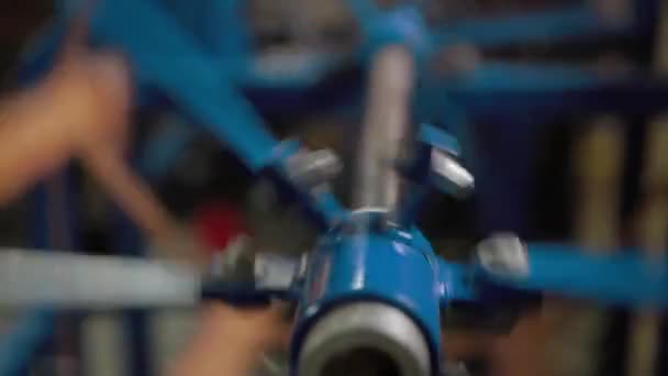 Прядильная машина в процессе производства шерсти — стоковое видео