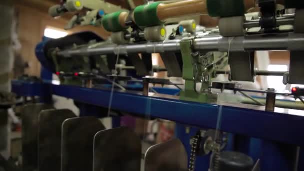Промышленное оборудование для изготовления шерсти на работе — стоковое видео