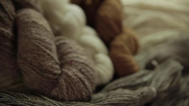Lana teñida al final de la fabricación de lana — Vídeos de Stock