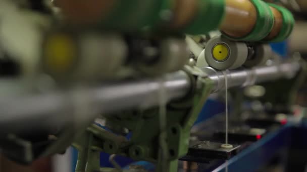 Ingezoomd shot van wolmachine op het werk — Stockvideo