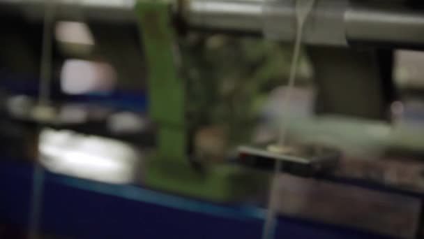 Внимательный взгляд ткацкой машины за работой — стоковое видео