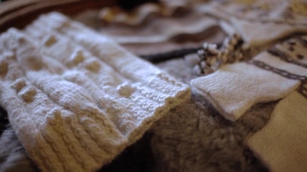 Мягкая шерсть шапки и шарфы из шерсти альпаки — стоковое видео