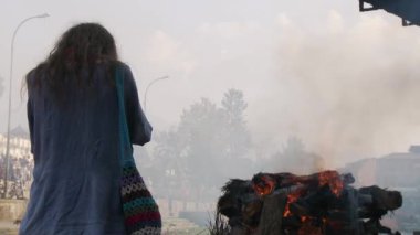 Nepal 'de ölü yakma ayinine yardım ediyorum.