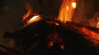 Nepal 'de ölü yakma ayinine yardım ediyorum.